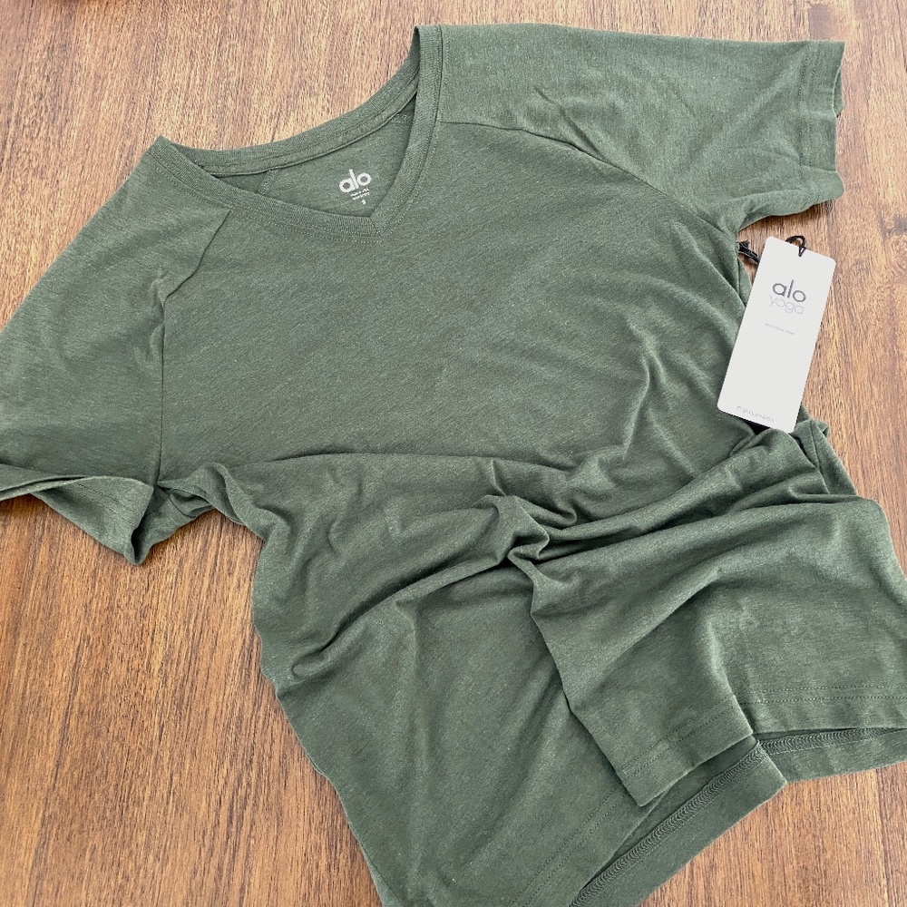 ALO YOGA Men’s Triumph V-Neck Tee: Hunter